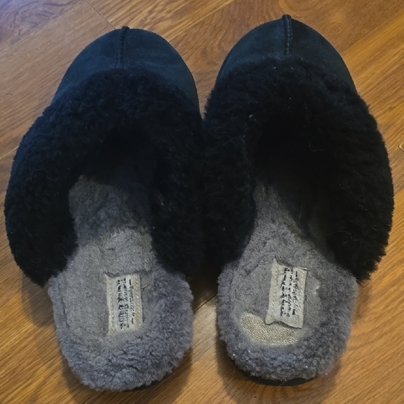 WELL WORN Black and Gray Cozy Fur Slippers - Picture 2 of 3